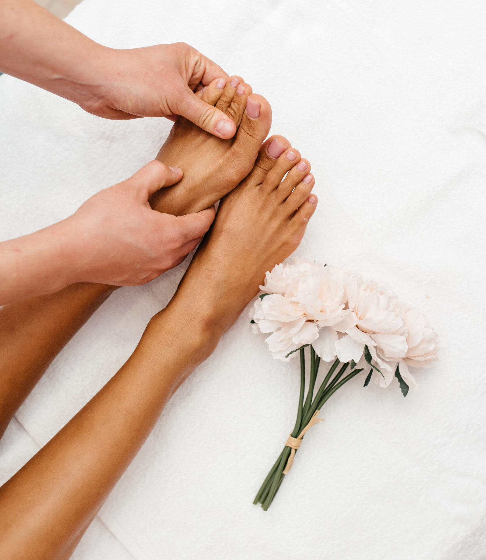 Massage des pieds dans un institut de beauté à Toulouse, soins de bien-être.